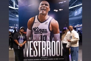 国王官方为威少制作历史控卫得分王海报 威少父母&弟弟共同合影